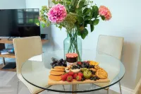 Elliot Oliver - Stylish 2 Bedroom Town Centre Apartment