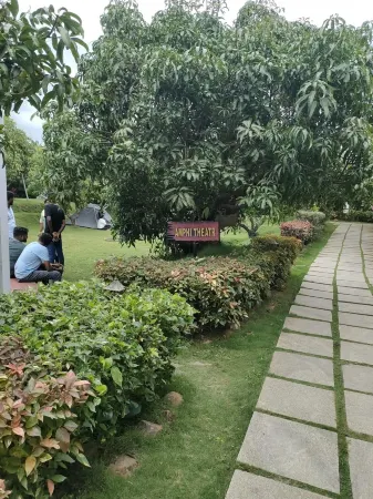 Q Mango Resort Отели рядом с достопримечательностью «Инноватив Филм Сити»