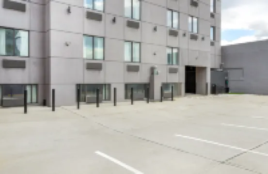 Red Roof PLUS+ Jamaica, NY - JFK Airport Отели рядом с достопримечательностью «Железнодорожная станция JFK Air Train»