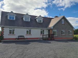 Spacious 6 Bed House 10 Minutes from Knock Airport