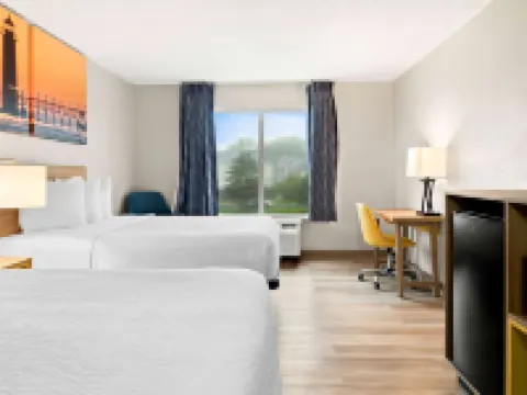 Days Inn & Suites by Wyndham Warren Hotels in Warren