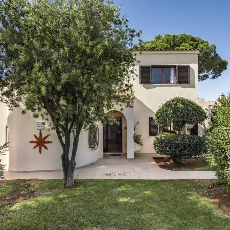 Exclusive Retreat in Vilamoura, Private Pool, Off-Street Parking, Free AC & Wifi