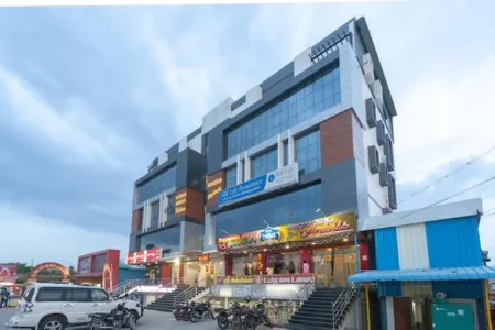 Famous Residency Отели рядом с достопримечательностью «Dsit,collage,samayapuram,trichy»