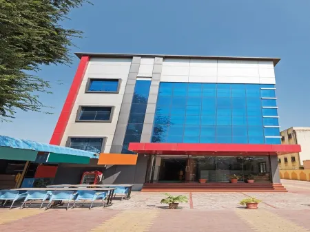 Hotel Sai Laxmi- Walkable Distance from Sai Baba Temple Отели рядом с достопримечательностью «Bahia el Aguila»