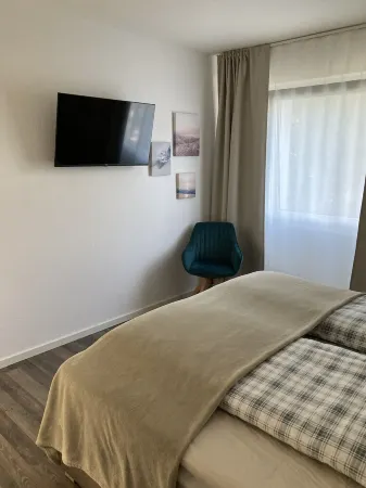 Vacation cottage by the lake Отели в г. Мёнезее