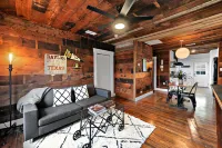 The Duet- Just Steps from Baylor University and Minutes from The Magnolia Silos