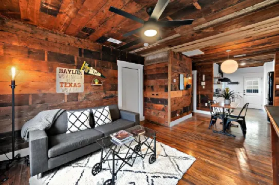 The Duet- Just Steps from Baylor University and Minutes from The Magnolia Silos