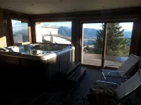 Luxurious log chalet in the city centre, south-facing, panoramic view