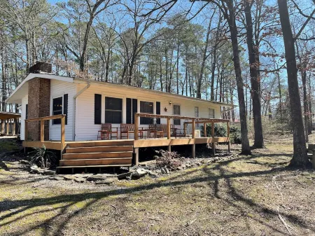 Charming Summer Getaway 3-bedroom house in enchanting Mount Ida with WiFi, AC