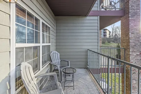 Cute Poolside Branson Condo! Minutes to Silver Dollar City - Golf Course Views Отели рядом с достопримечательностью «Марвел Кейв»