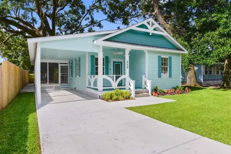 Welcome to the Sands and Slots Retreat. Walk to the beach and Casinos!