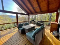 Fall Colors / Amazing Deck w/ Fireplace & TV / Hiking / Skiing / Wineries / Pets - Wifi