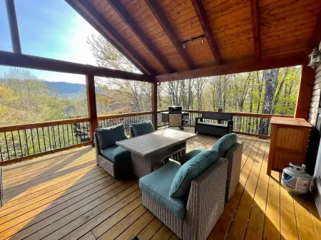 Fall Colors / Amazing Deck w/ Fireplace & TV / Hiking / Skiing / Wineries / Pets