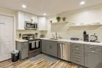 Cozy 1-Bedroom Basement Apartment, Free Parking, Kitchen, Washer/Dryer in Unit