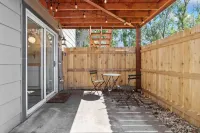 Modern walk-out apartment centrally located in COS!