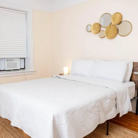 Hoboken Haven – Heart of town! Отели рядом с достопримечательностью «Washington St»