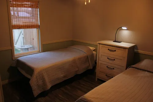 Quiet neighborhood, relaxing wrap around deck with fire pit. Short walk to town. Hotel a Fremont County