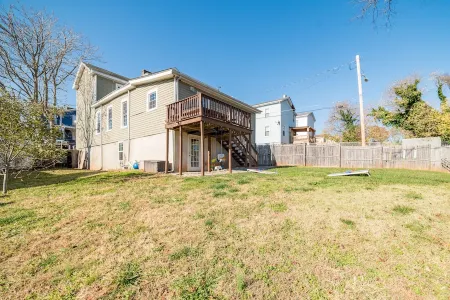 Candy Apple: Family Friendly Downtown LYH Getaway Отели рядом с достопримечательностью «Академи Сентер оф Артс»