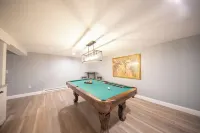 Expansive Beautiful Ranch with Pool and hot tub. Close to Beach Sleeps 20+