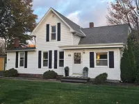 Great Group Gathering Spacious 5-bd/2.5 B house 2 Kitchens, Hot Tub, Large Yard Hotels near Great Lakes Mall