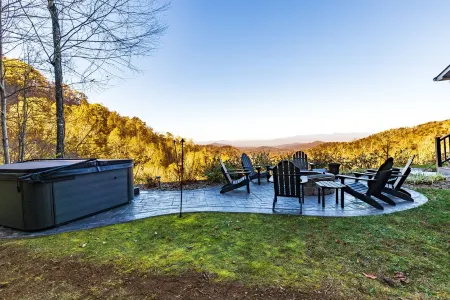 Spectacular views minutes from Bryson City, fire pit and brand new hot tub!