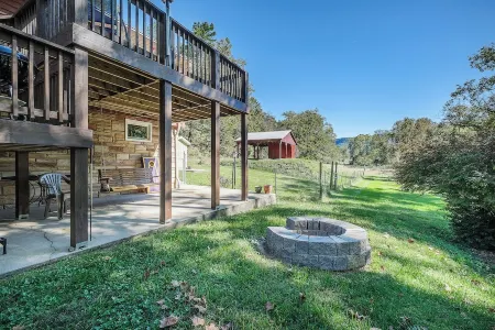 Comfy Creekside Getaway in Eagle Rock, VA on Craig Creek, near the James River Отели в г. Ботетот