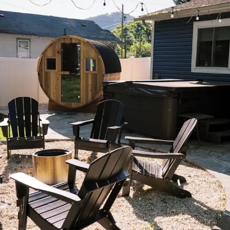 Walkable Downtown Black Mtn Cutie w hot tub + SAUNA -15min to Asheville