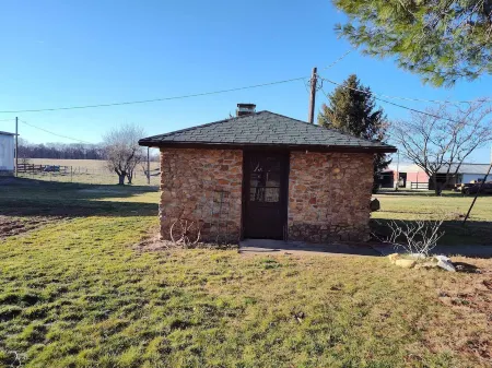 Cottage on the Farm Отели в г. Стьюартс Драфт