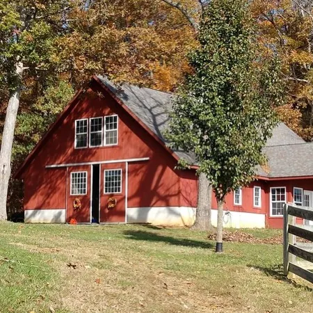 Loft Apartment in a Working Horse Barn. Minutes from Lexington and the Vahc.