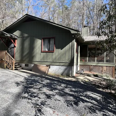 5 minutes to Helen center, hot tub, on creek with waterfall’