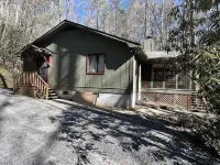 5 minutes to Helen center, hot tub, on creek with waterfall’