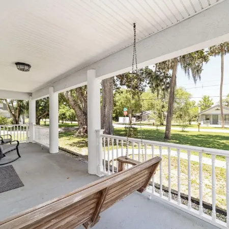 Newly renovated cottage walking distance to downtown Ocala square. Quiet street.