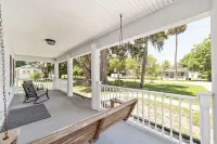 Newly renovated cottage walking distance to downtown Ocala square. Quiet street.