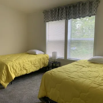 Lunker House By the Bay- Rural, Contemporary and Spacious-Moments from Downtown