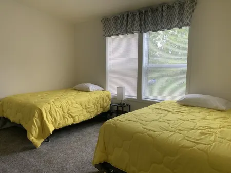 Lunker House By the Bay- Rural, Contemporary and Spacious-Moments from Downtown