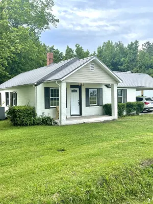 Quaint 3BR Newly Renovated Pet-Friendly Private Home on 3 Acres 1hr to OBX
