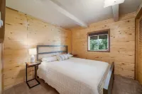 Welcome to Lemon Lodge! Relax and unwind in this private and secluded cabin.