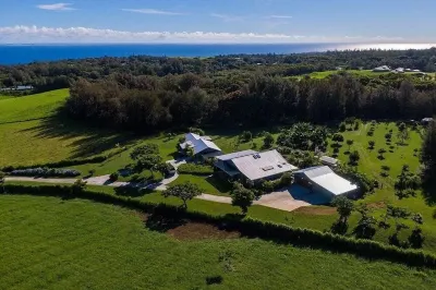 Relaxing 4-Bedroom Farmhouse Retreat on Working Farm Hotel dekat Kohala Mountain Range