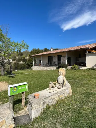 Vallée de l'Ibie: Gîte in Village Garden, Terrace. Pont d'Arc. Hiking. Отели в г. Сен-Морис-д'Иби