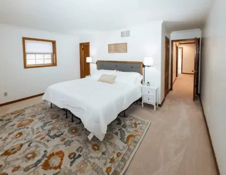 Grovesnor Place • 3128 Sqft • Screened Porch•by IU