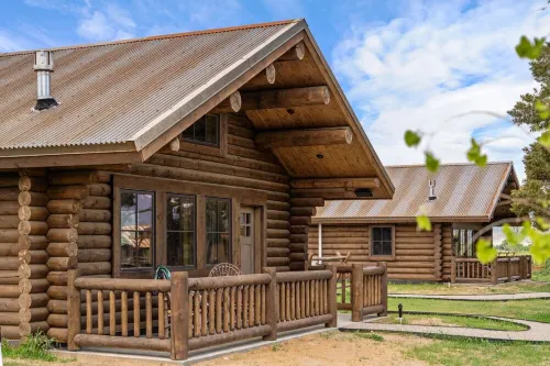 Beautiful Log Cabin Near Yellowstone Park