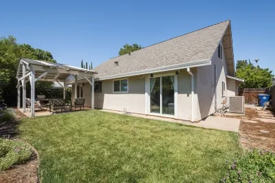 Cheerful & spacious 5bed 3bath Citrus Heights home