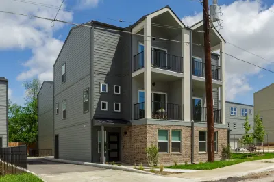 NEW 3BR/3.5 ensuite baths min away from Riverwalk, the Pearl, Downtown & Fiesta
