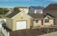 Lovely 3 bedroom townhouse, 1 house from the beach