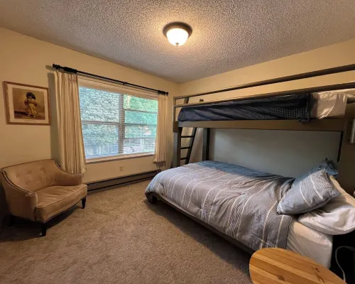 Family condo, walk to ski area, private fishing pond and playground Hotels in Red River