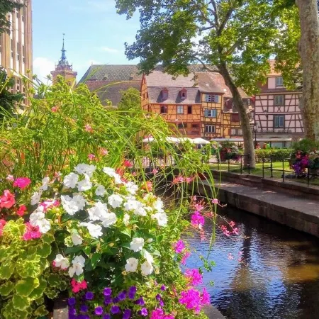 COLMAR, 2 bedrooms, 10 min walk from the center. Quiet location, garden and garage.