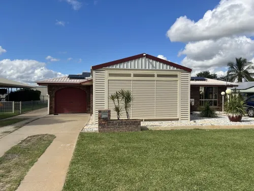 Modern 3 Bedroom fully A/C Town House with lock up garage and super fast WiFi