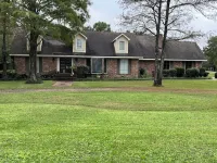 Spacious 8-bedroom house in charming Gulfport ; it is perfect for large group.