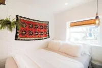 Mid/Mod ' Little House' in Old Town Louisville