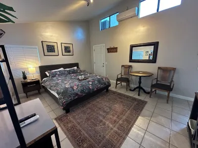 Cal King Bed with Natural Light and Private Patio! 4 minutes from freeway! Hotels near Grape Day Park